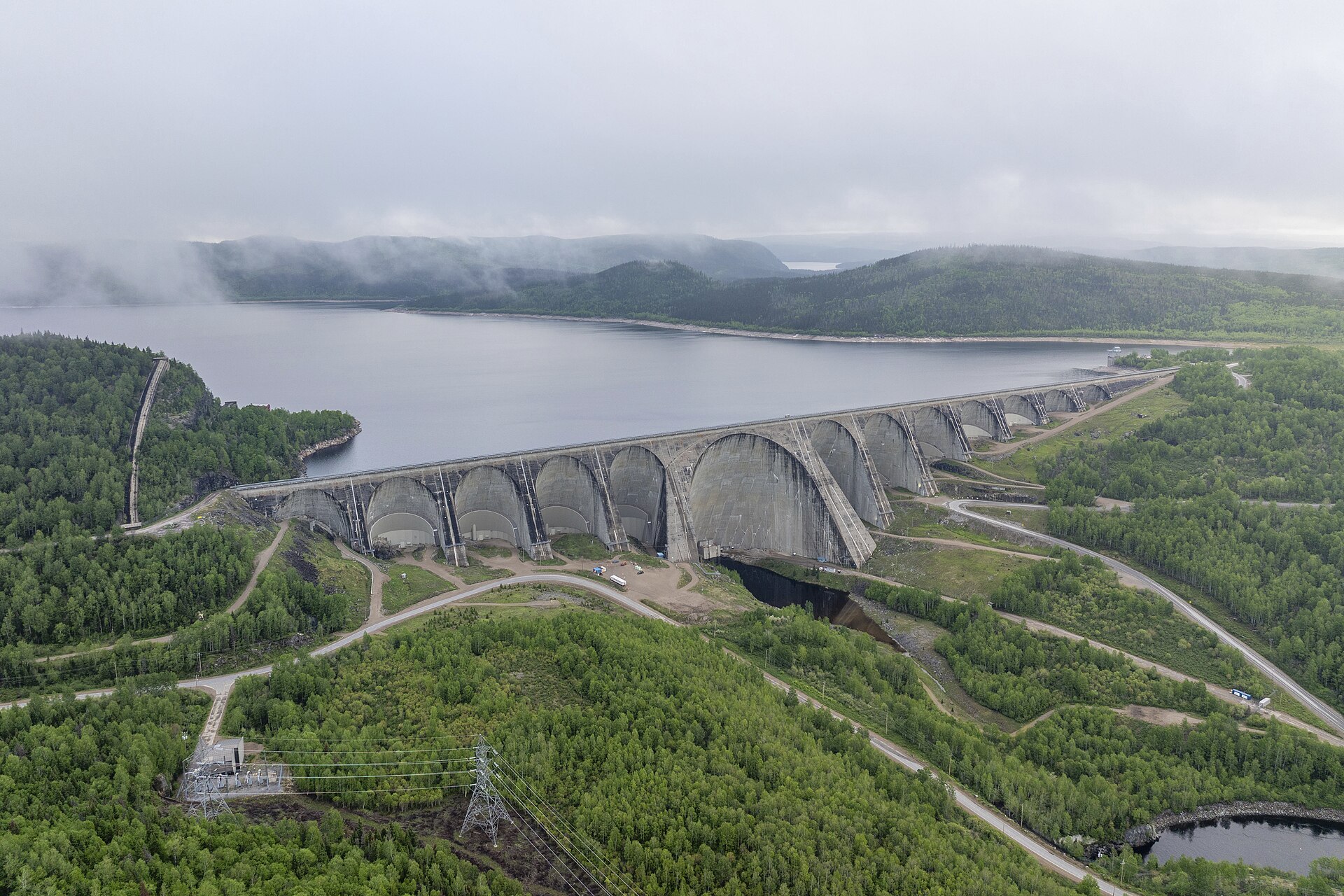 Le barrage Daniel-Johnson (Manic-5) sur la Côte-Nord, entouré de forêt boréale et d'un réservoir